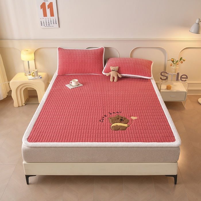 91家纺网 家纺一手货源 找家纺 悠米悠家 2025新款牛奶绒夹棉加厚床褥-小狗 小熊系列 小熊-红色