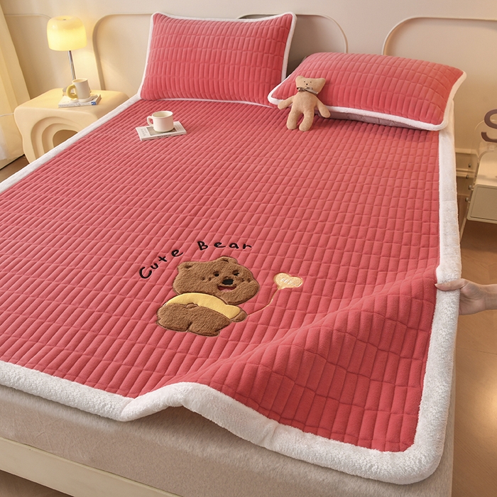 91家纺网 家纺一手货源 找家纺 悠米悠家 2025新款牛奶绒夹棉加厚床褥-小狗 小熊系列 小熊-红色