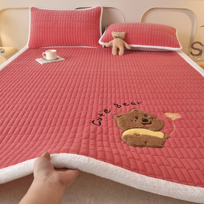 91家纺网 家纺一手货源 找家纺 悠米悠家 2025新款牛奶绒夹棉加厚床褥-小狗 小熊系列 小熊-红色