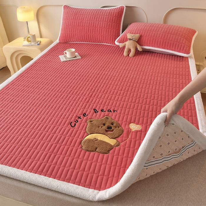 91家纺网 家纺一手货源 找家纺 悠米悠家 2025新款牛奶绒夹棉加厚床褥-小狗 小熊系列 小熊-红色