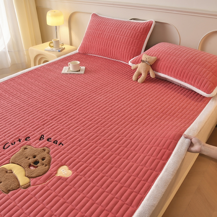 91家纺网 家纺一手货源 找家纺 悠米悠家 2025新款牛奶绒夹棉加厚床褥-小狗 小熊系列 小熊-红色