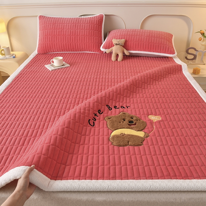 91家纺网 家纺一手货源 找家纺 悠米悠家 2025新款牛奶绒夹棉加厚床褥-小狗 小熊系列 小熊-红色