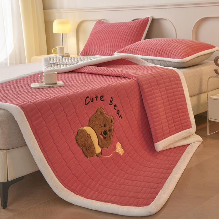 91家纺网 家纺一手货源 找家纺 悠米悠家 2025新款牛奶绒夹棉加厚床褥-小狗 小熊系列 小熊-红色