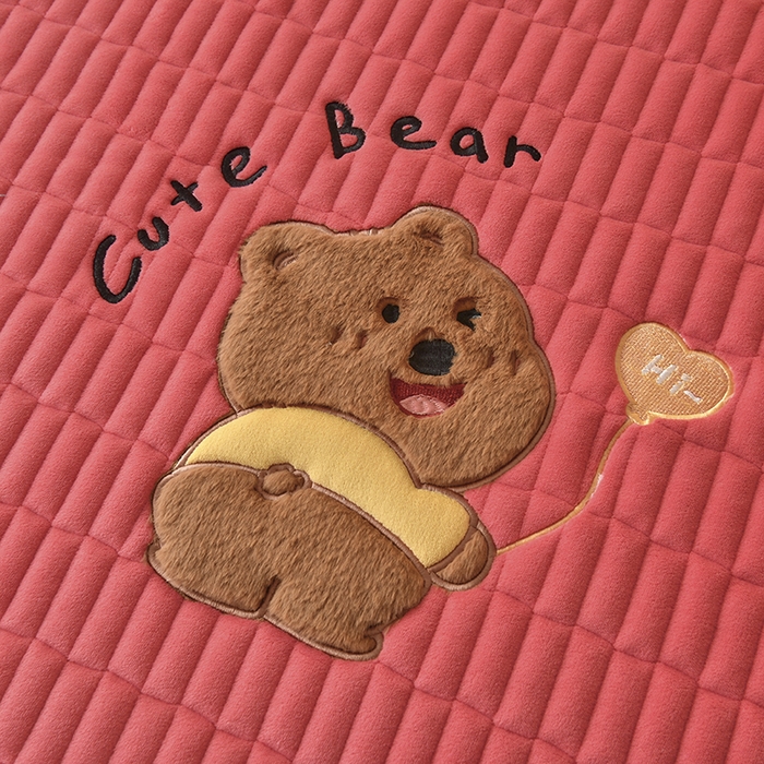 91家纺网 家纺一手货源 找家纺 悠米悠家 2025新款牛奶绒夹棉加厚床褥-小狗 小熊系列 小熊-红色