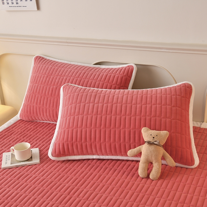 91家纺网 家纺一手货源 找家纺 悠米悠家 2025新款牛奶绒夹棉加厚床褥-小狗 小熊系列 小熊-红色