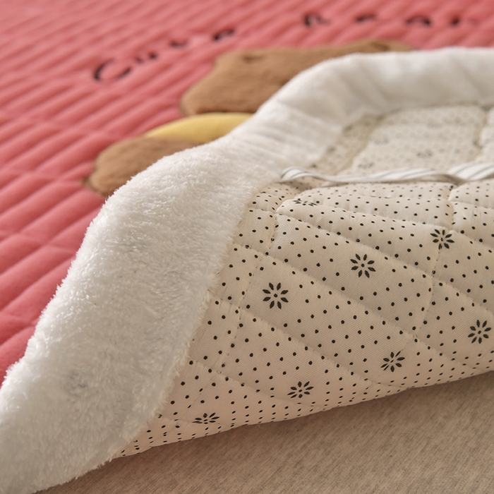 91家纺网 家纺一手货源 找家纺 悠米悠家 2025新款牛奶绒夹棉加厚床褥-小狗 小熊系列 小熊-红色