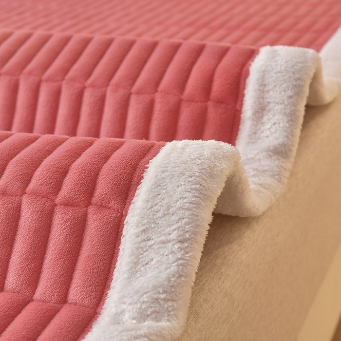 91家纺网 家纺一手货源 找家纺 悠米悠家 2025新款牛奶绒夹棉加厚床褥-小狗 小熊系列 小熊-红色