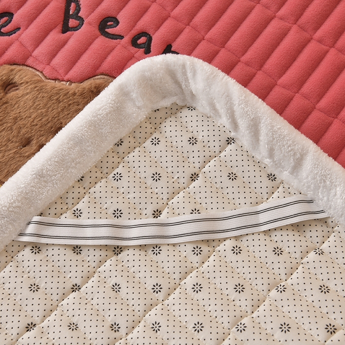 91家纺网 家纺一手货源 找家纺 悠米悠家 2025新款牛奶绒夹棉加厚床褥-小狗 小熊系列 小熊-红色