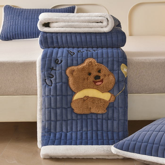 91家纺网 家纺一手货源 找家纺 悠米悠家 2025新款牛奶绒夹棉加厚床褥-小狗 小熊系列 小熊-深蓝