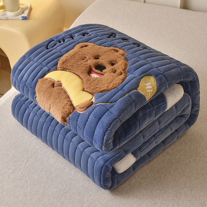 91家纺网 家纺一手货源 找家纺 悠米悠家 2025新款牛奶绒夹棉加厚床褥-小狗 小熊系列 小熊-深蓝