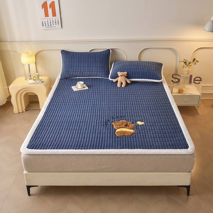 91家纺网 家纺一手货源 找家纺 悠米悠家 2025新款牛奶绒夹棉加厚床褥-小狗 小熊系列 小熊-深蓝