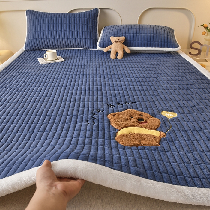 91家纺网 家纺一手货源 找家纺 悠米悠家 2025新款牛奶绒夹棉加厚床褥-小狗 小熊系列 小熊-深蓝