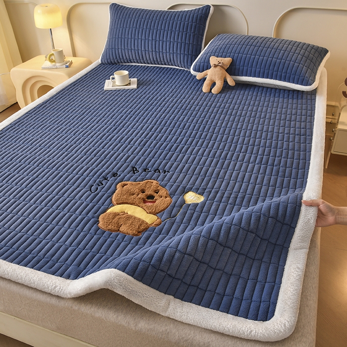 91家纺网 家纺一手货源 找家纺 悠米悠家 2025新款牛奶绒夹棉加厚床褥-小狗 小熊系列 小熊-深蓝