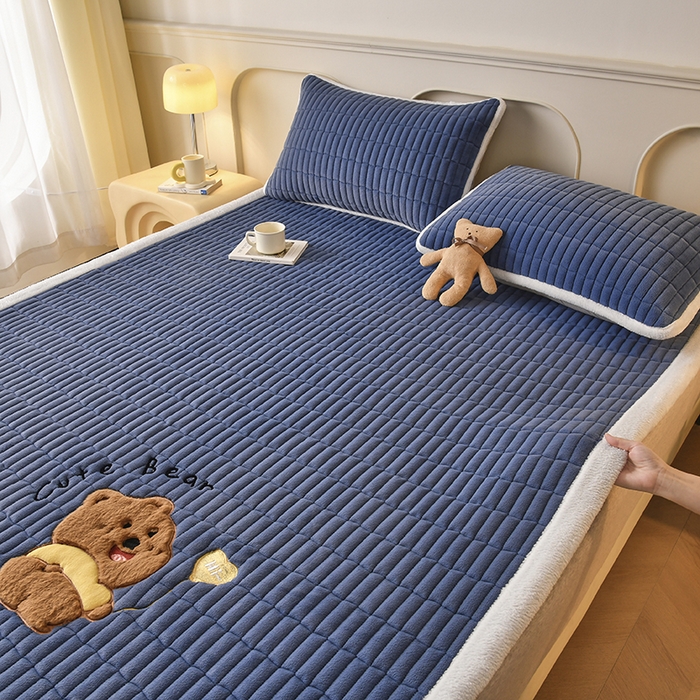 91家纺网 家纺一手货源 找家纺 悠米悠家 2025新款牛奶绒夹棉加厚床褥-小狗 小熊系列 小熊-深蓝