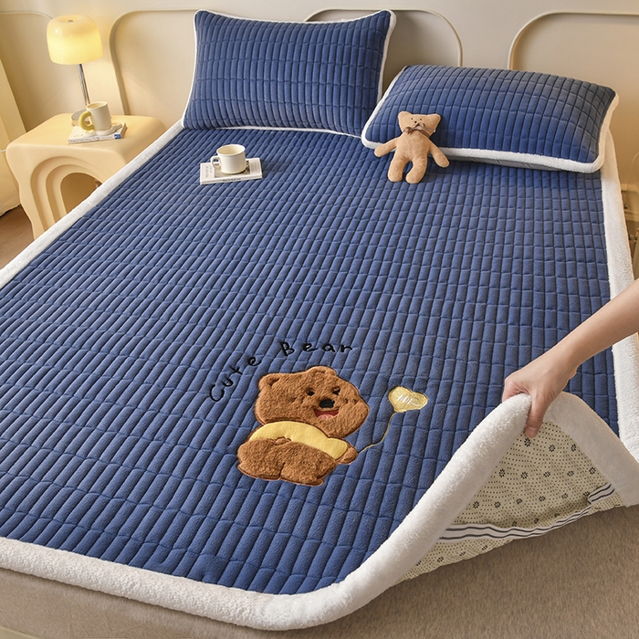 91家纺网 家纺一手货源 找家纺 悠米悠家 2025新款牛奶绒夹棉加厚床褥-小狗 小熊系列 小熊-深蓝