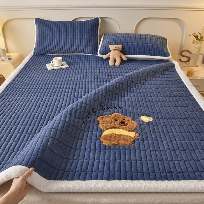 91家纺网 家纺一手货源 找家纺 悠米悠家 2025新款牛奶绒夹棉加厚床褥-小狗 小熊系列 小熊-深蓝