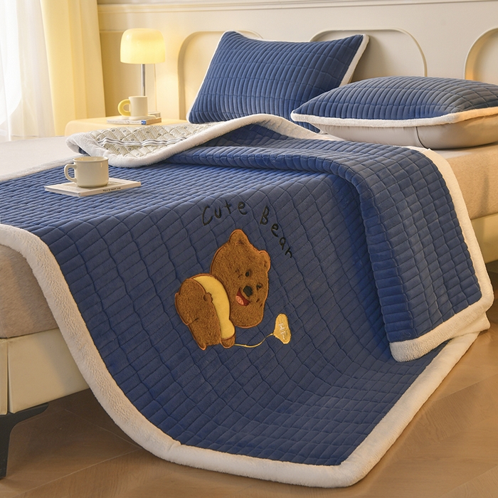 91家纺网 家纺一手货源 找家纺 悠米悠家 2025新款牛奶绒夹棉加厚床褥-小狗 小熊系列 小熊-深蓝