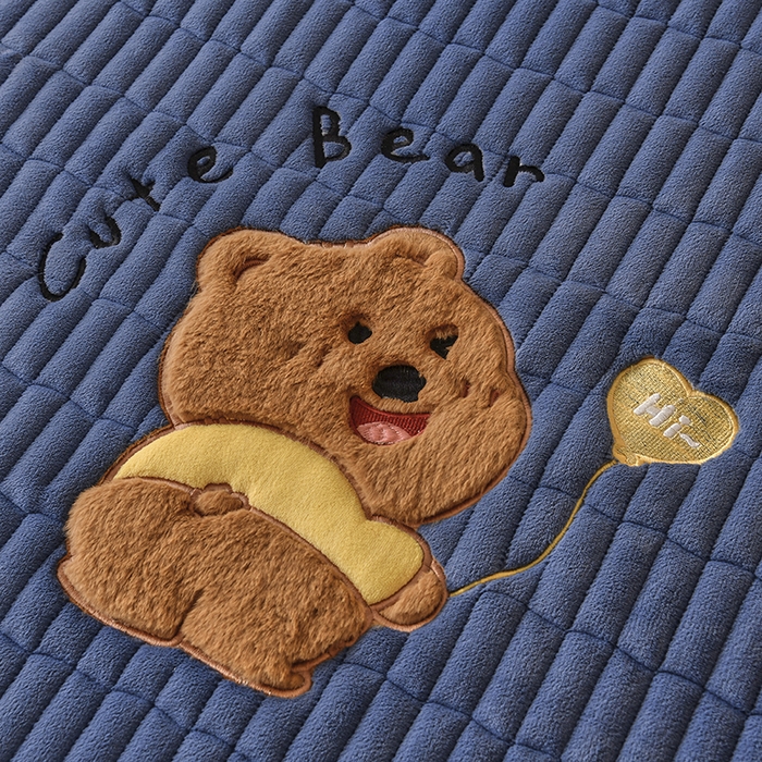 91家纺网 家纺一手货源 找家纺 悠米悠家 2025新款牛奶绒夹棉加厚床褥-小狗 小熊系列 小熊-深蓝