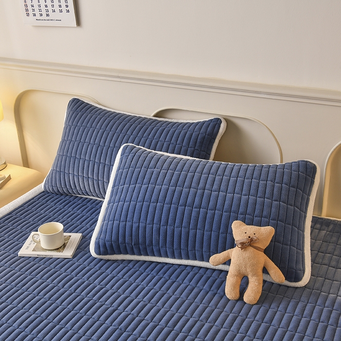 91家纺网 家纺一手货源 找家纺 悠米悠家 2025新款牛奶绒夹棉加厚床褥-小狗 小熊系列 小熊-深蓝