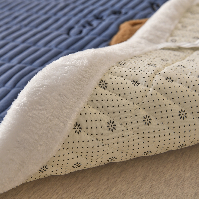 91家纺网 家纺一手货源 找家纺 悠米悠家 2025新款牛奶绒夹棉加厚床褥-小狗 小熊系列 小熊-深蓝