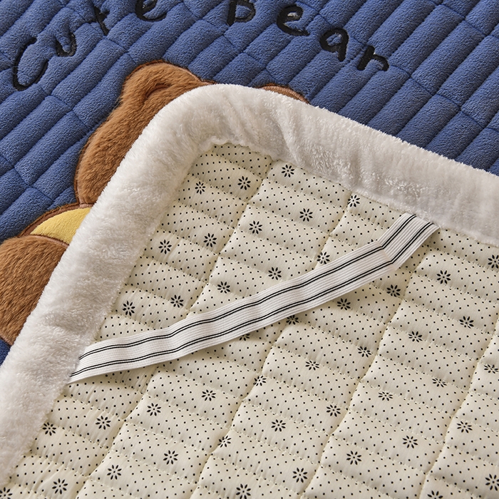 91家纺网 家纺一手货源 找家纺 悠米悠家 2025新款牛奶绒夹棉加厚床褥-小狗 小熊系列 小熊-深蓝