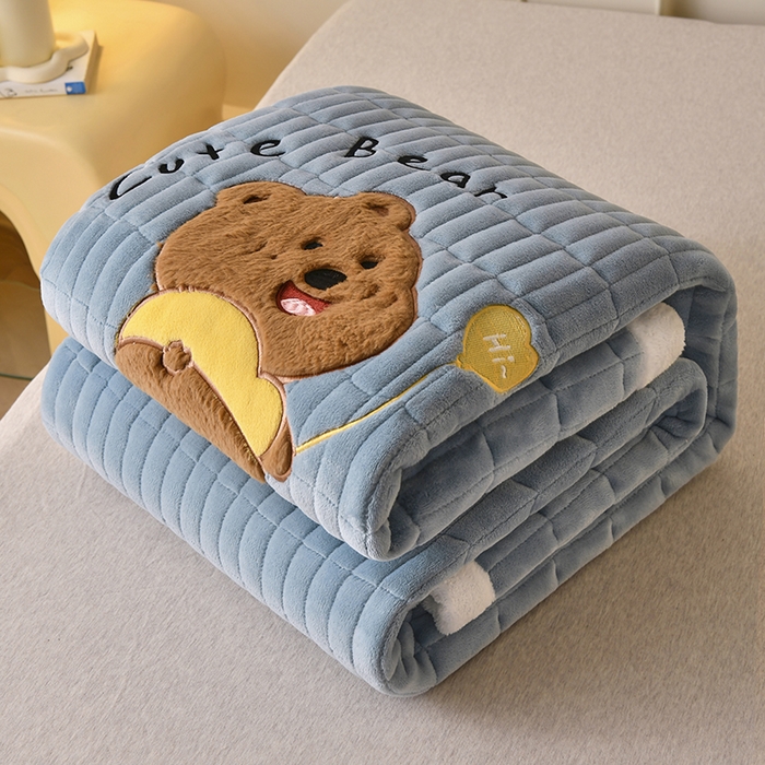 91家纺网 家纺一手货源 找家纺 悠米悠家 2025新款牛奶绒夹棉加厚床褥-小狗 小熊系列 小熊-蓝色