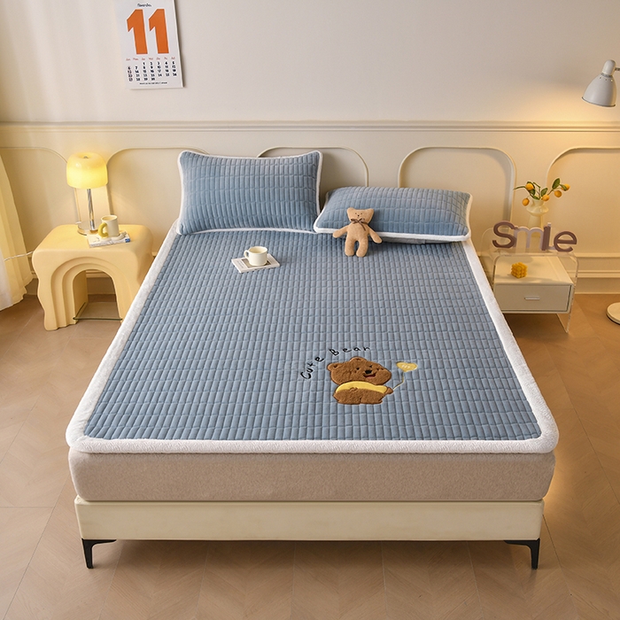 91家纺网 家纺一手货源 找家纺 悠米悠家 2025新款牛奶绒夹棉加厚床褥-小狗 小熊系列 小熊-蓝色