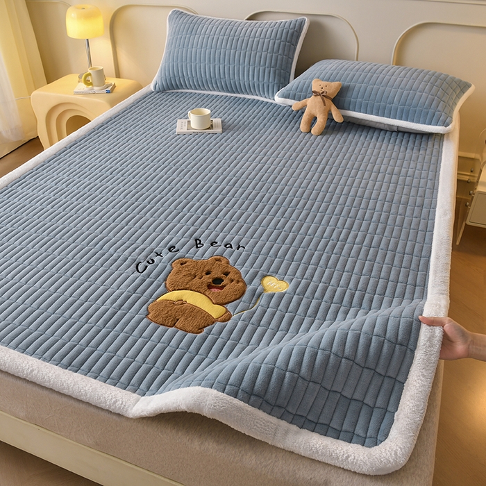 91家纺网 家纺一手货源 找家纺 悠米悠家 2025新款牛奶绒夹棉加厚床褥-小狗 小熊系列 小熊-蓝色