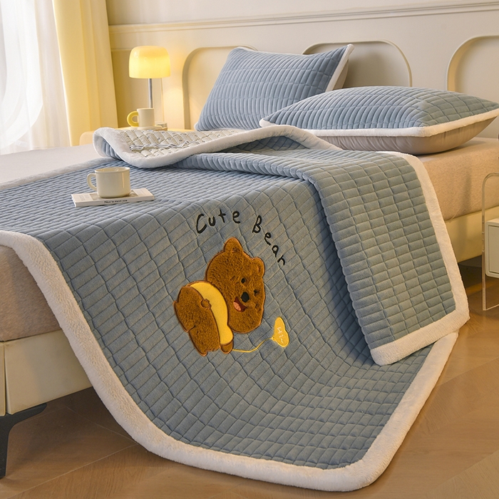 91家纺网 家纺一手货源 找家纺 悠米悠家 2025新款牛奶绒夹棉加厚床褥-小狗 小熊系列 小熊-蓝色