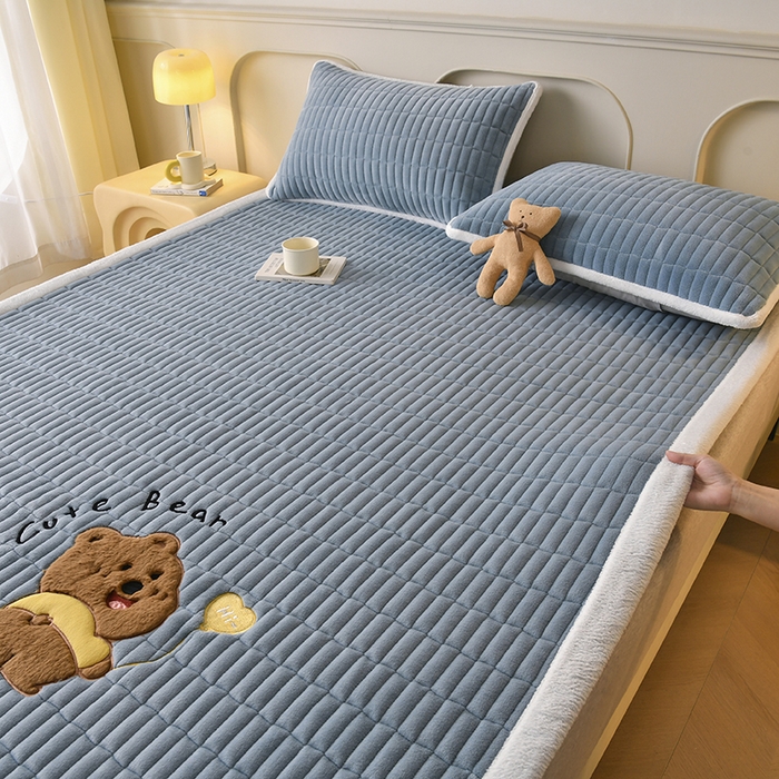 91家纺网 家纺一手货源 找家纺 悠米悠家 2025新款牛奶绒夹棉加厚床褥-小狗 小熊系列 小熊-蓝色