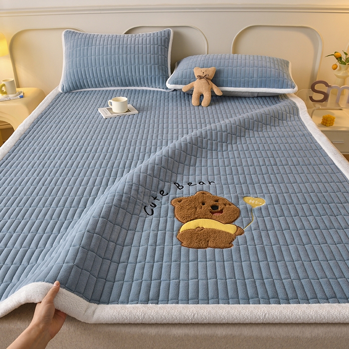 91家纺网 家纺一手货源 找家纺 悠米悠家 2025新款牛奶绒夹棉加厚床褥-小狗 小熊系列 小熊-蓝色