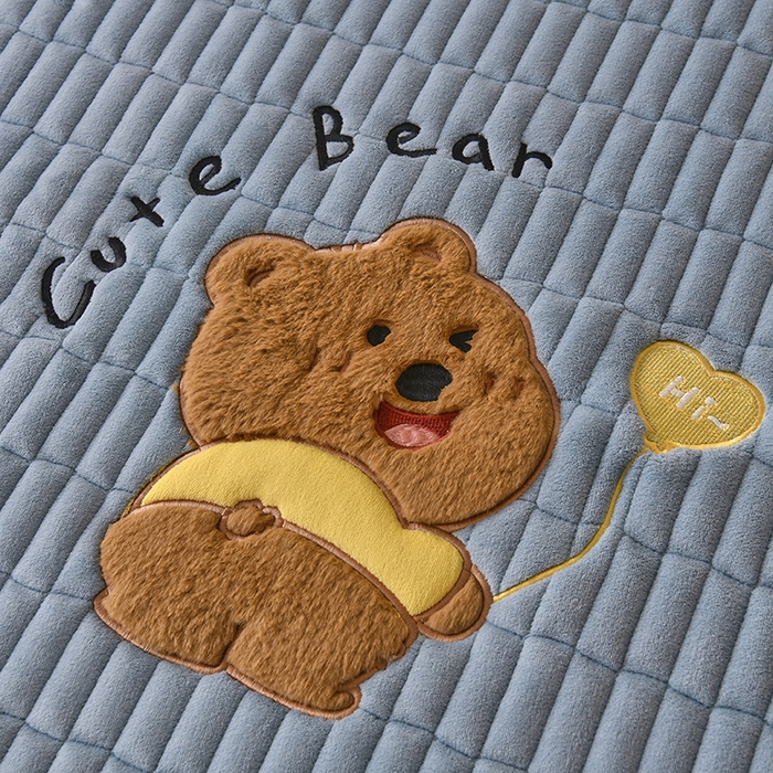 91家纺网 家纺一手货源 找家纺 悠米悠家 2025新款牛奶绒夹棉加厚床褥-小狗 小熊系列 小熊-蓝色