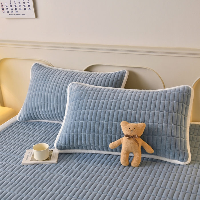 91家纺网 家纺一手货源 找家纺 悠米悠家 2025新款牛奶绒夹棉加厚床褥-小狗 小熊系列 小熊-蓝色