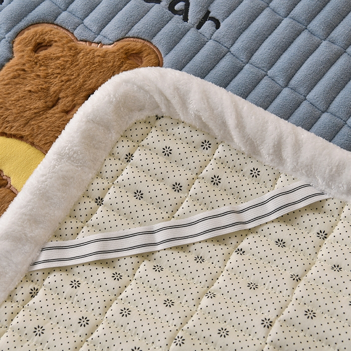 91家纺网 家纺一手货源 找家纺 悠米悠家 2025新款牛奶绒夹棉加厚床褥-小狗 小熊系列 小熊-蓝色