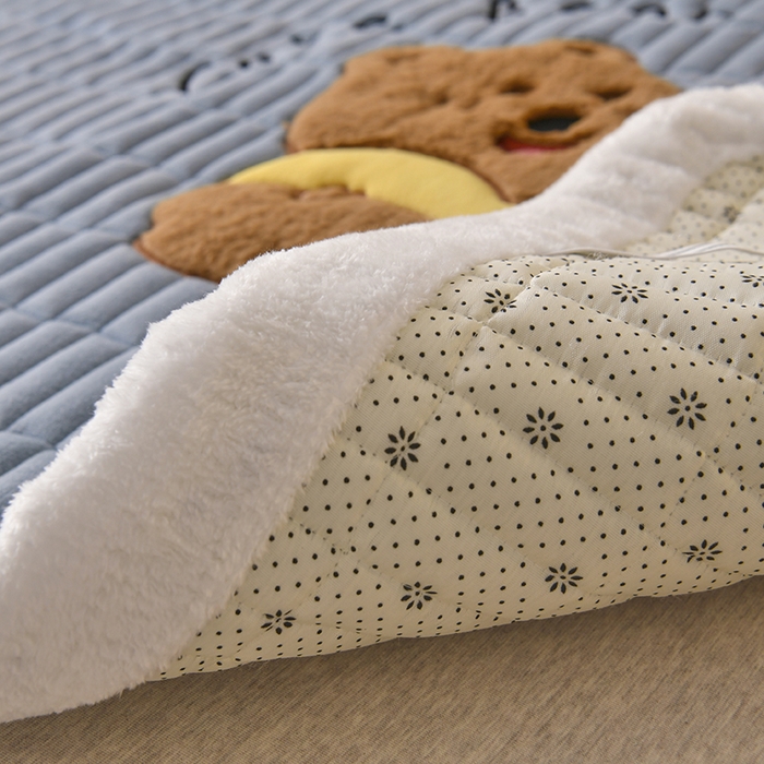 91家纺网 家纺一手货源 找家纺 悠米悠家 2025新款牛奶绒夹棉加厚床褥-小狗 小熊系列 小熊-蓝色