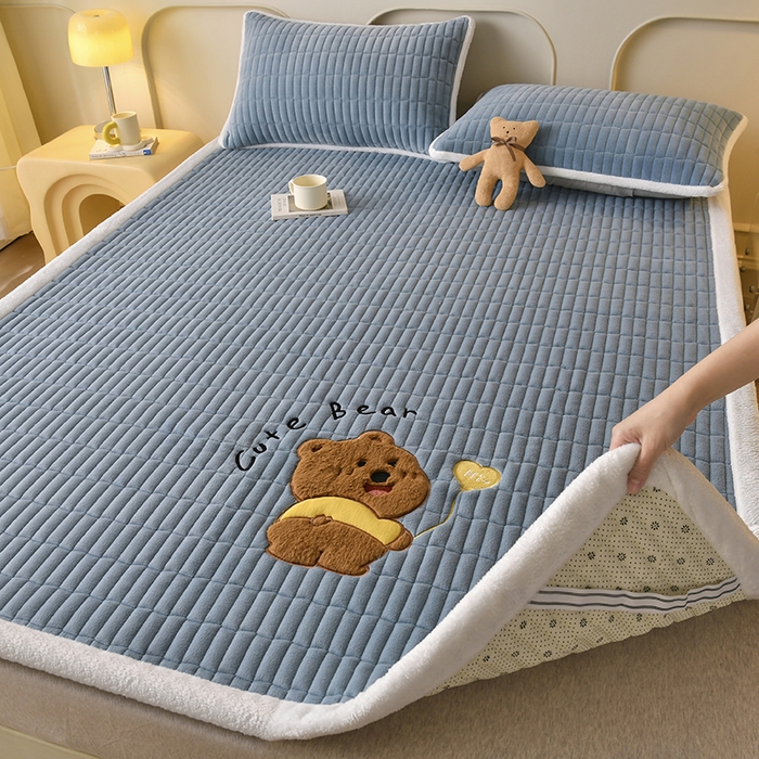 91家纺网 家纺一手货源 找家纺 悠米悠家 2025新款牛奶绒夹棉加厚床褥-小狗 小熊系列 小熊-蓝色