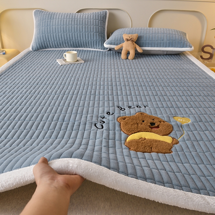 91家纺网 家纺一手货源 找家纺 悠米悠家 2025新款牛奶绒夹棉加厚床褥-小狗 小熊系列 小熊-蓝色