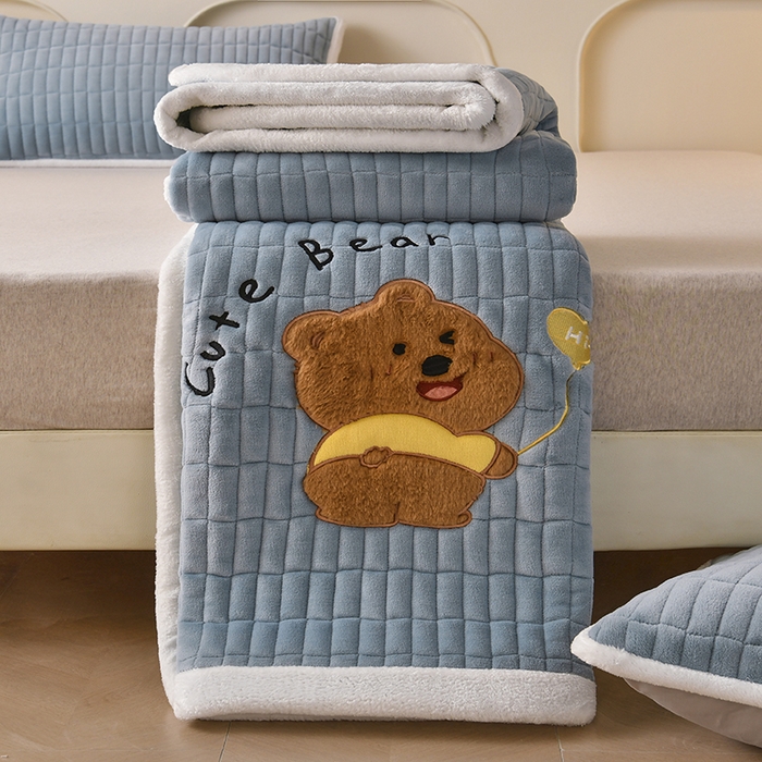 91家纺网 家纺一手货源 找家纺 悠米悠家 2025新款牛奶绒夹棉加厚床褥-小狗 小熊系列 小熊-蓝色