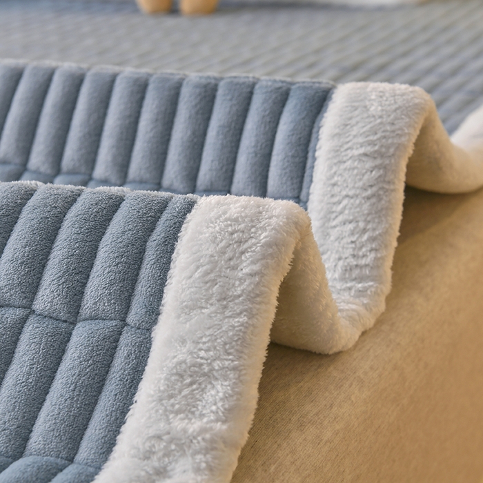 91家纺网 家纺一手货源 找家纺 悠米悠家 2025新款牛奶绒夹棉加厚床褥-小狗 小熊系列 小熊-蓝色