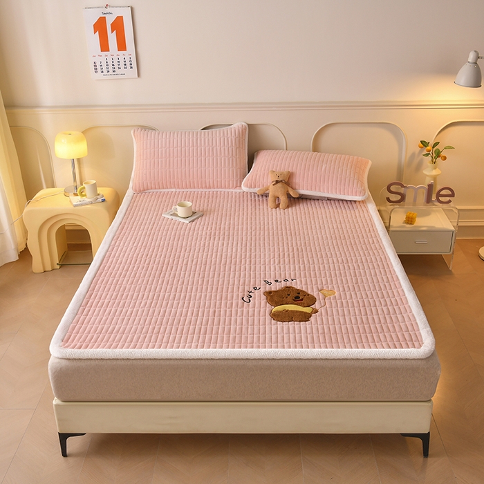 91家纺网 家纺一手货源 找家纺 悠米悠家 2025新款牛奶绒夹棉加厚床褥-小狗 小熊系列 小熊-粉色