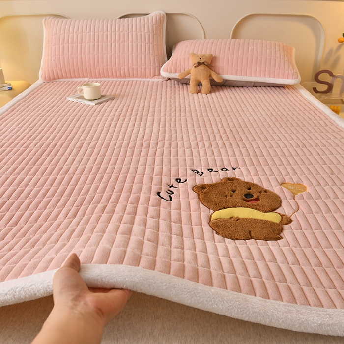 91家纺网 家纺一手货源 找家纺 悠米悠家 2025新款牛奶绒夹棉加厚床褥-小狗 小熊系列 小熊-粉色