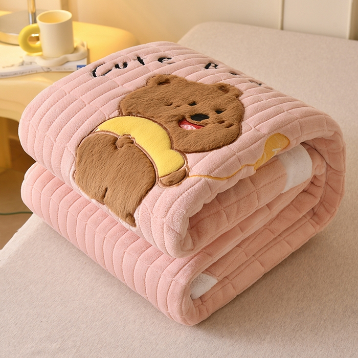 91家纺网 家纺一手货源 找家纺 悠米悠家 2025新款牛奶绒夹棉加厚床褥-小狗 小熊系列 小熊-粉色