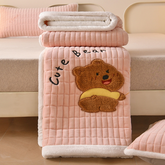 91家纺网 家纺一手货源 找家纺 悠米悠家 2025新款牛奶绒夹棉加厚床褥-小狗 小熊系列 小熊-粉色