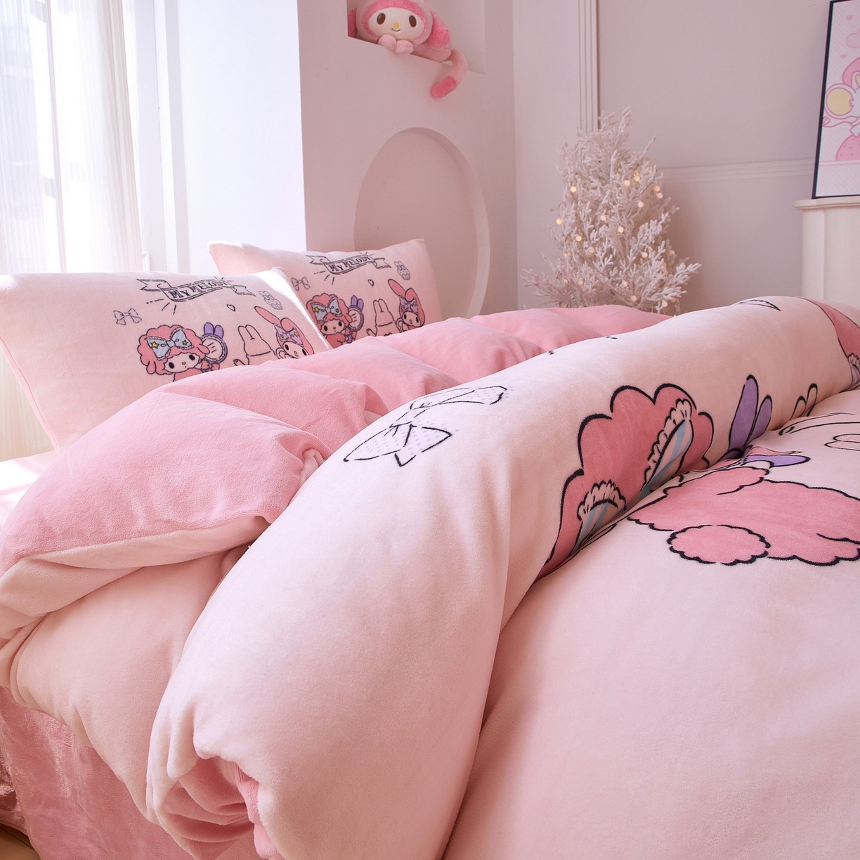 91家纺网 家纺一手货源 找家纺 （总）蘭菲家纺 2025新款三丽欧牛奶绒套件系列四件套