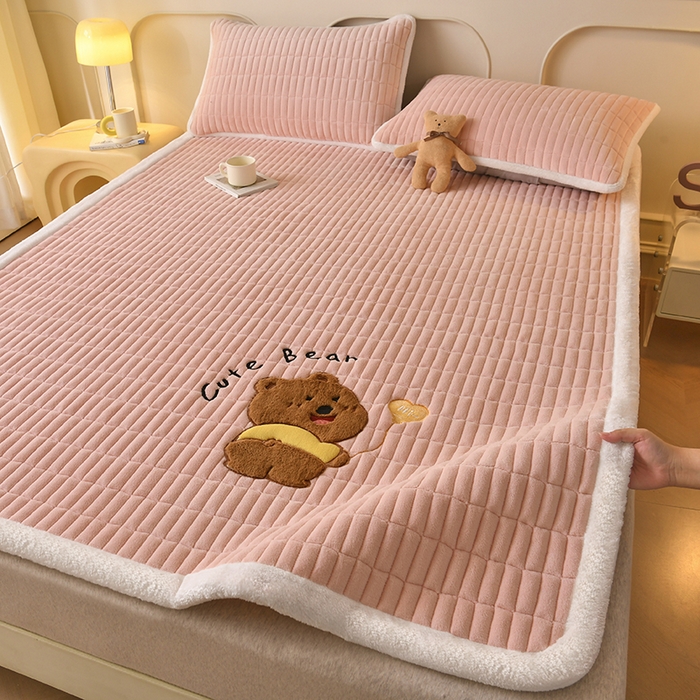 91家纺网 家纺一手货源 找家纺 悠米悠家 2025新款牛奶绒夹棉加厚床褥-小狗 小熊系列 小熊-粉色