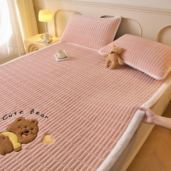 91家纺网 家纺一手货源 找家纺 悠米悠家 2025新款牛奶绒夹棉加厚床褥-小狗 小熊系列 小熊-粉色