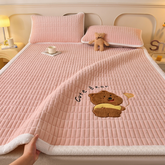 91家纺网 家纺一手货源 找家纺 悠米悠家 2025新款牛奶绒夹棉加厚床褥-小狗 小熊系列 小熊-粉色