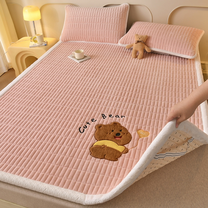 91家纺网 家纺一手货源 找家纺 悠米悠家 2025新款牛奶绒夹棉加厚床褥-小狗 小熊系列 小熊-粉色