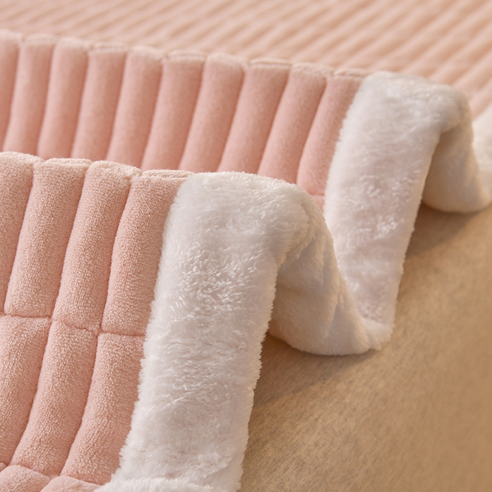 91家纺网 家纺一手货源 找家纺 悠米悠家 2025新款牛奶绒夹棉加厚床褥-小狗 小熊系列 小熊-粉色