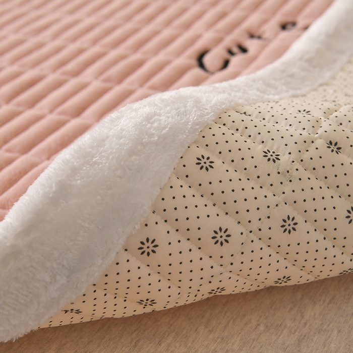 91家纺网 家纺一手货源 找家纺 悠米悠家 2025新款牛奶绒夹棉加厚床褥-小狗 小熊系列 小熊-粉色